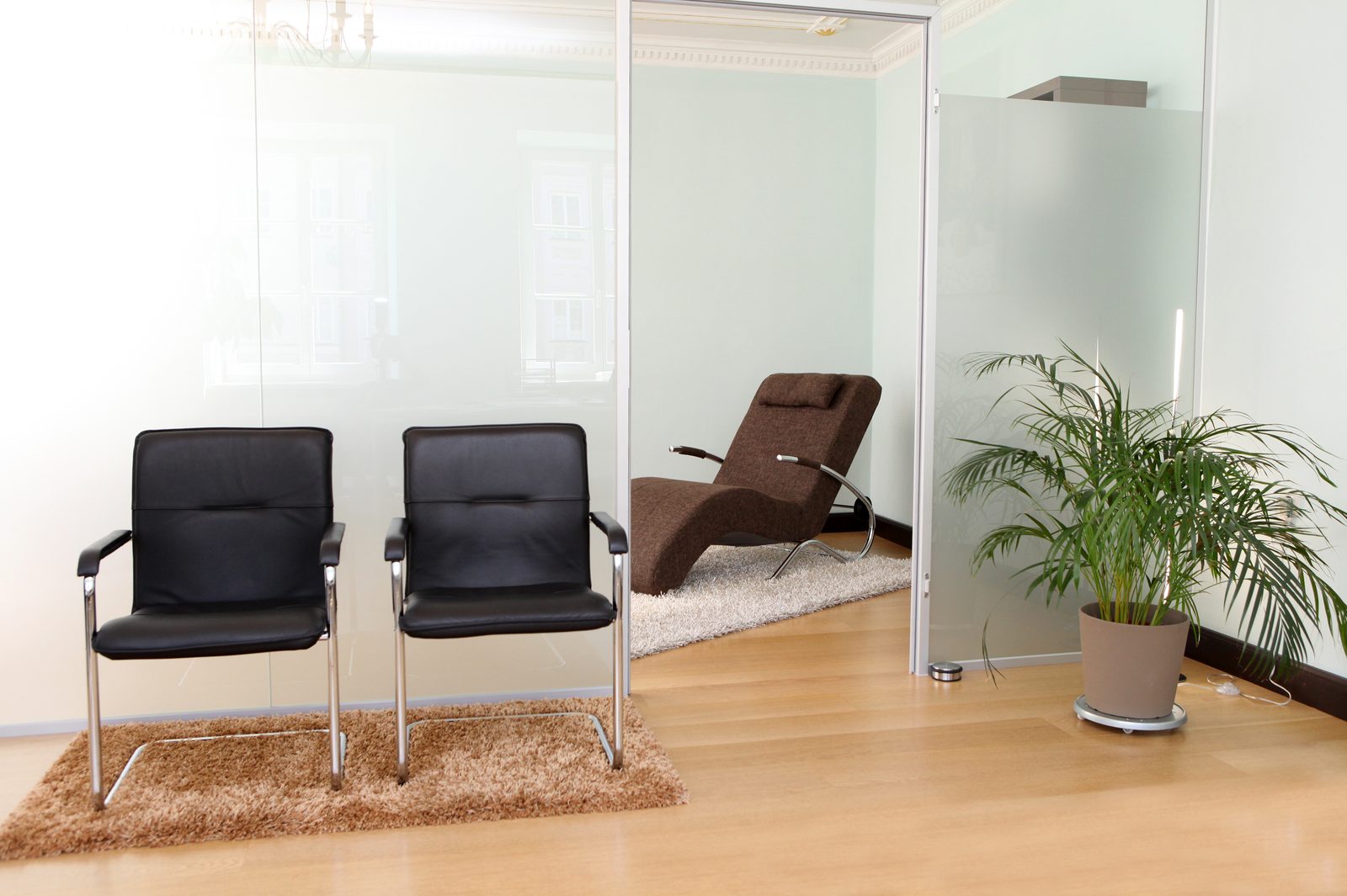 Behandlungsraum der EioS Therapie mit Logo